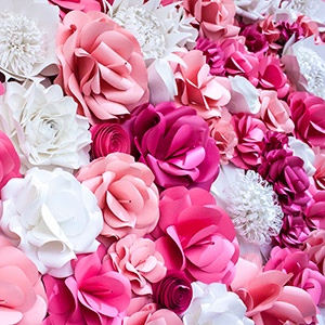 Фотозона из роз на свадьбу