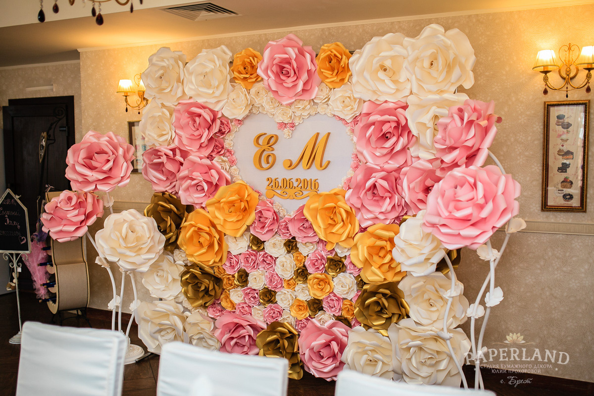 Фотозона из роз для свадьбы в Бресте • PaperLand - мир цветов из бумаги