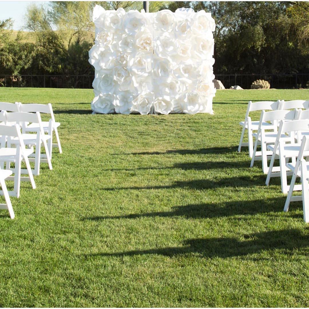 Фотозона на свадьбу на природе
